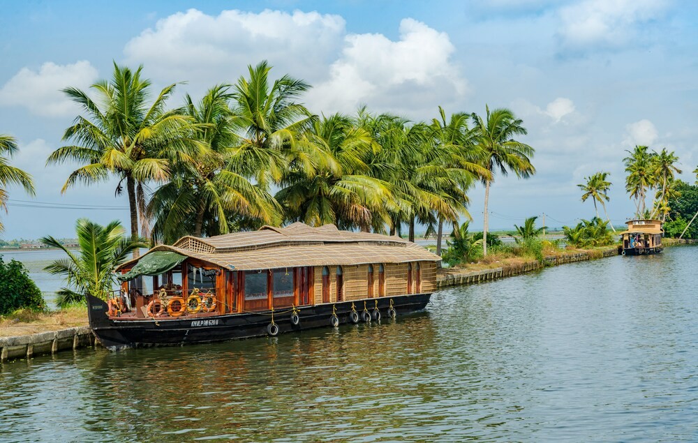 Kochi Munnar Thekkady Alleppey Holiday Package for 5 Nights 6 Days