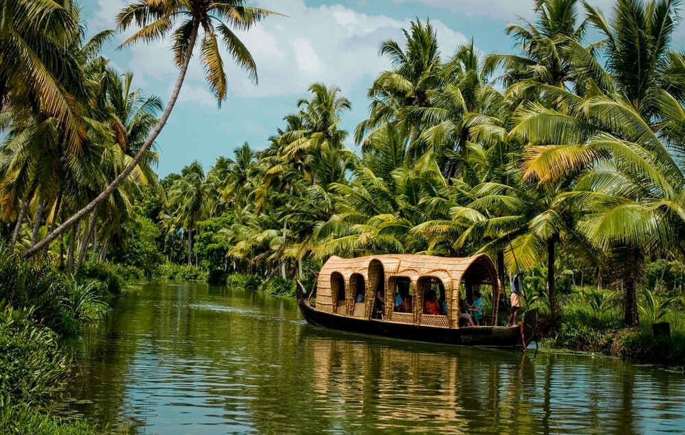 Munnar, Thekkady & Alleppey Tour Package for 4 Nights 5 Days